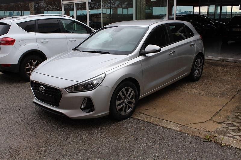Gris Usado 2017 Hyundai i30 Berlina | 11.450 € (Precio justo) - Imagen 1/4
