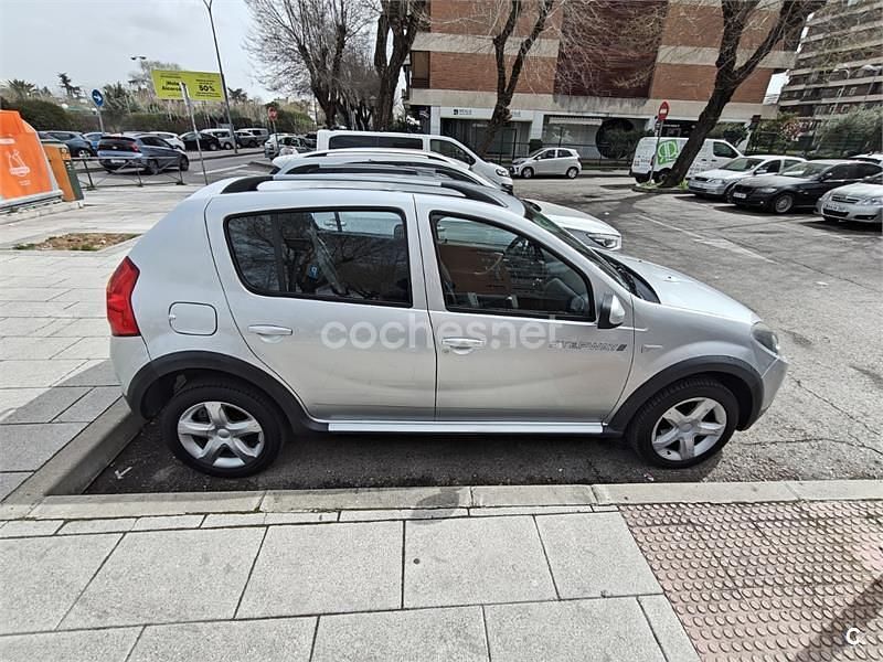 Usado Dacia Sandero Stepway 70 CV (51 kW) 2010 Gris / plata Berlina