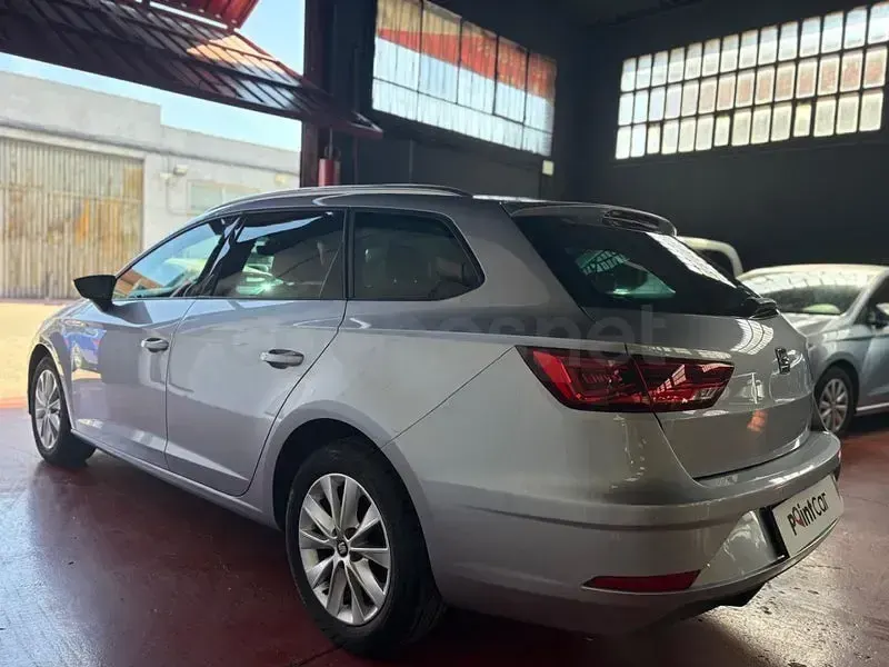 Usado Seat Leon Style 115 CV (84 kW) 2020 Gris / plata Familiar