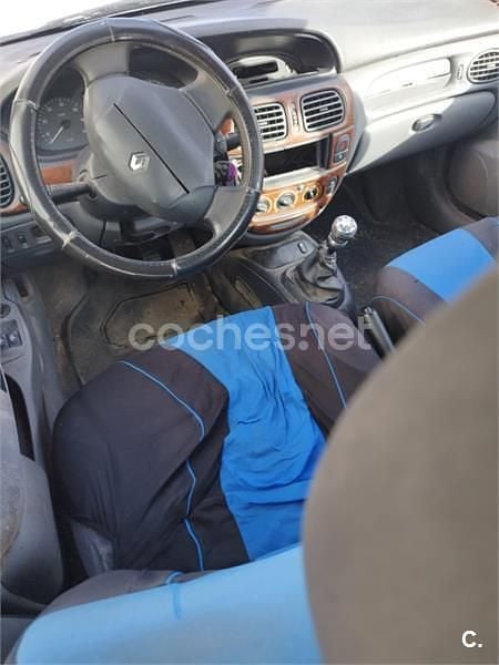 Usado Renault Mégane Privilege 110 CV (80 kW) 2000 Gris / plata Berlina