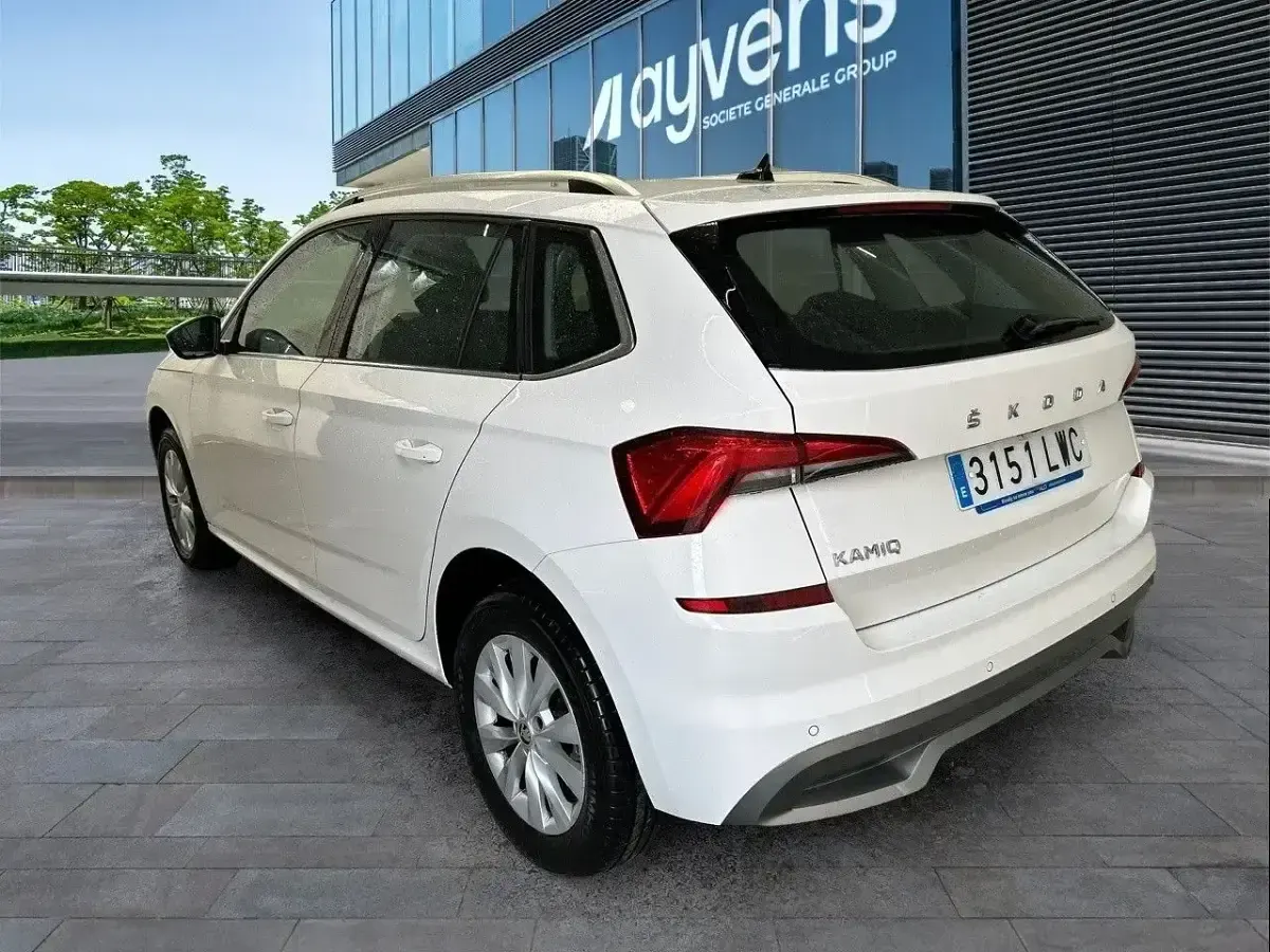 Usado Skoda Kamiq Ambition 110 CV (80 kW) 2022 Blanco SUV