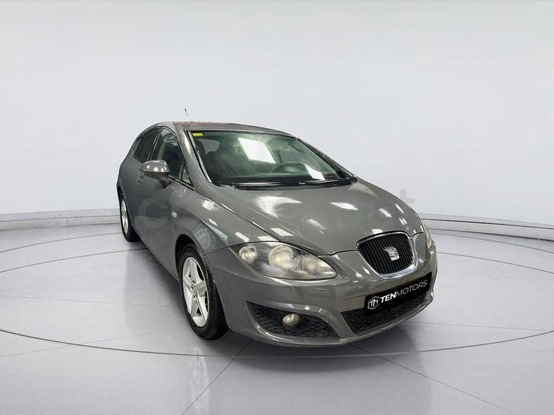 Usado Seat Leon Style 105 CV (77 kW) 2011 Gris / plata Utilitario