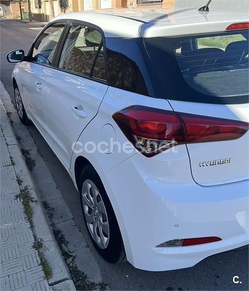 Usado Hyundai i20 75 CV (55 kW) 2016 Blanco Berlina