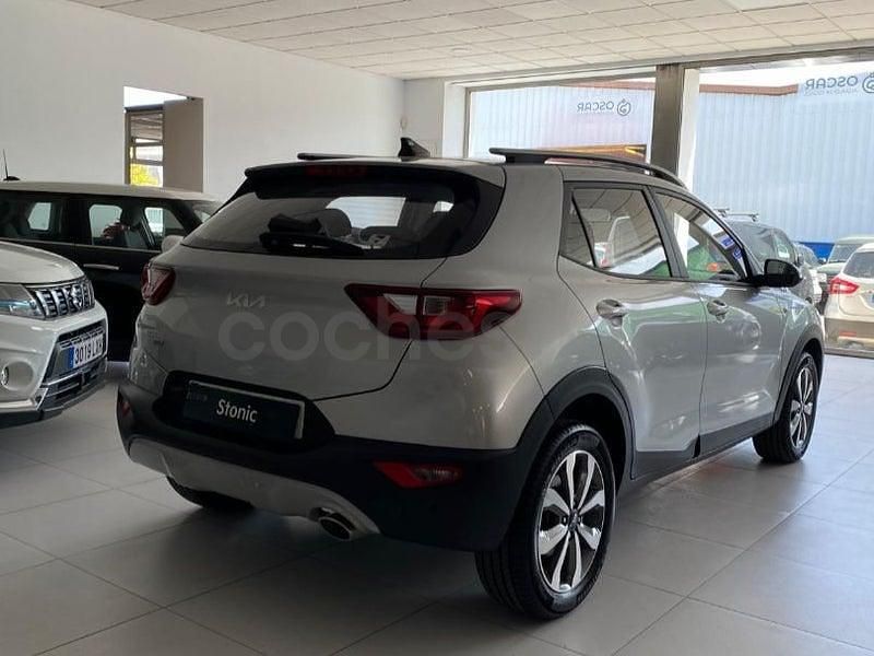 Usado Kia Stonic 100 CV (73 kW) 2025 Gris / plata SUV