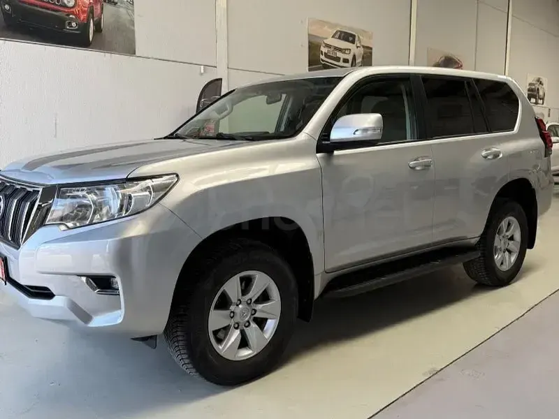 Usado Toyota Land Cruiser 177 CV (130 kW) 2019 Gris / plata SUV