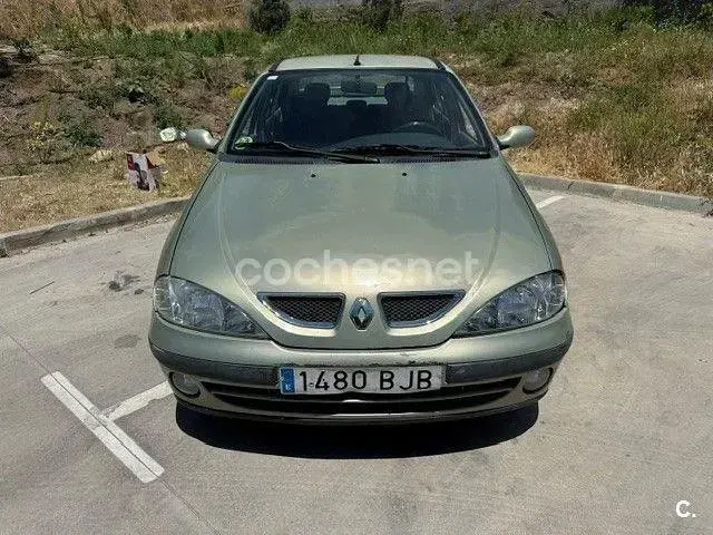 Usado Renault Mégane Authentique 110 CV (80 kW) 2001 Gris / plata Berlina