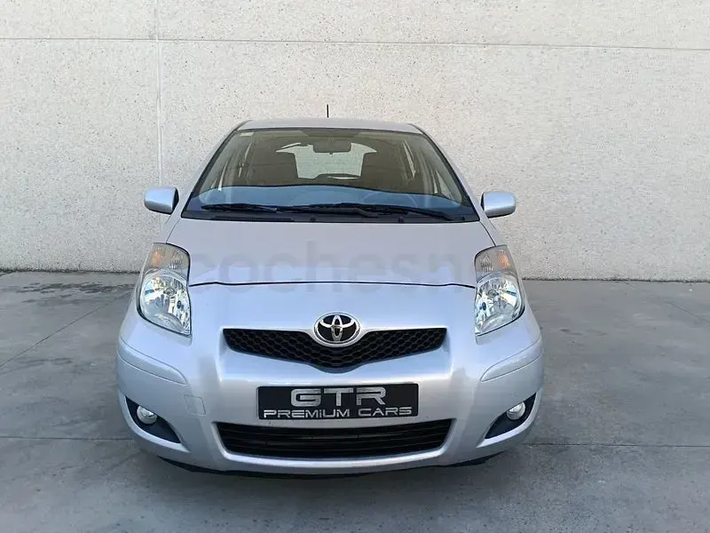 Usado Toyota Yaris Connect Style 90 CV (66 kW) 2010 Gris / plata Utilitario