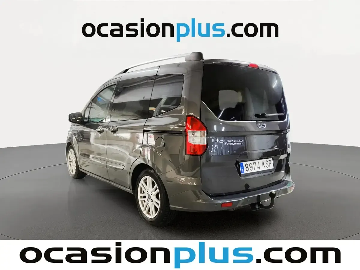 Usado Ford Tourneo Courier Titanium 102 CV (75 kW) 2018 Gris Monovolumen