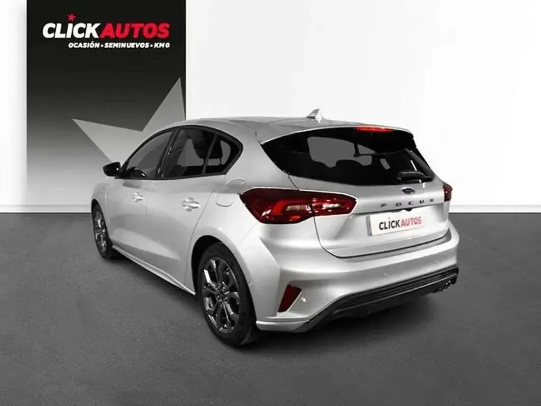 Usado Ford Focus ST-Line 125 CV (91 kW) 2024 Plateado Berlina
