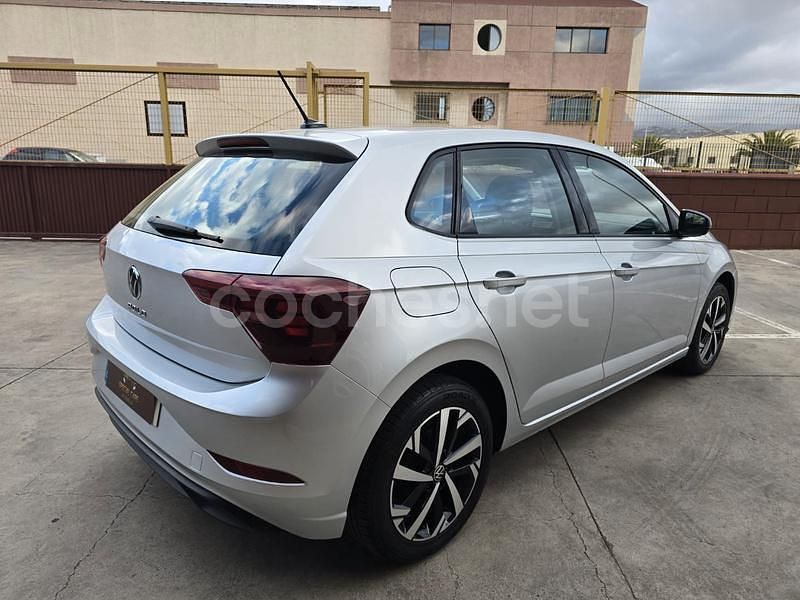 Usado VW Polo 95 CV (69 kW) 2023 Gris / plata Berlina