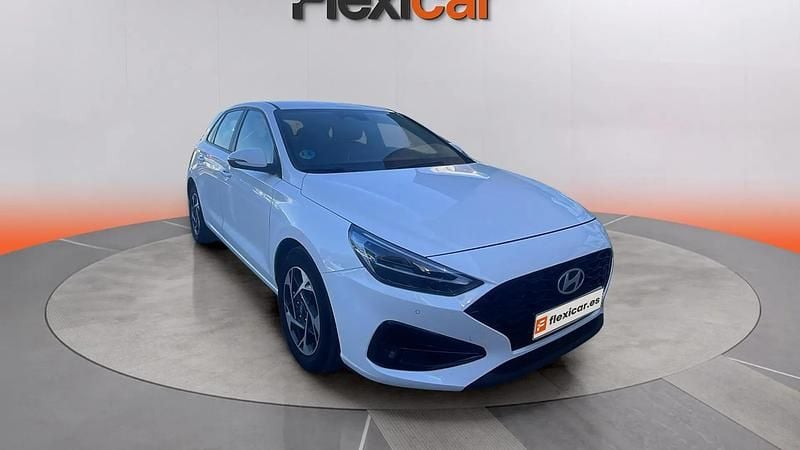 Usado Hyundai i30 121 CV (88 kW) 2024 Blanco Berlina