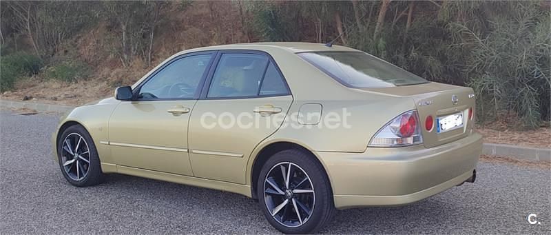 Usado Lexus IS200 Luxury Line 155 CV (114 kW) 2002 Gris / plata Berlina