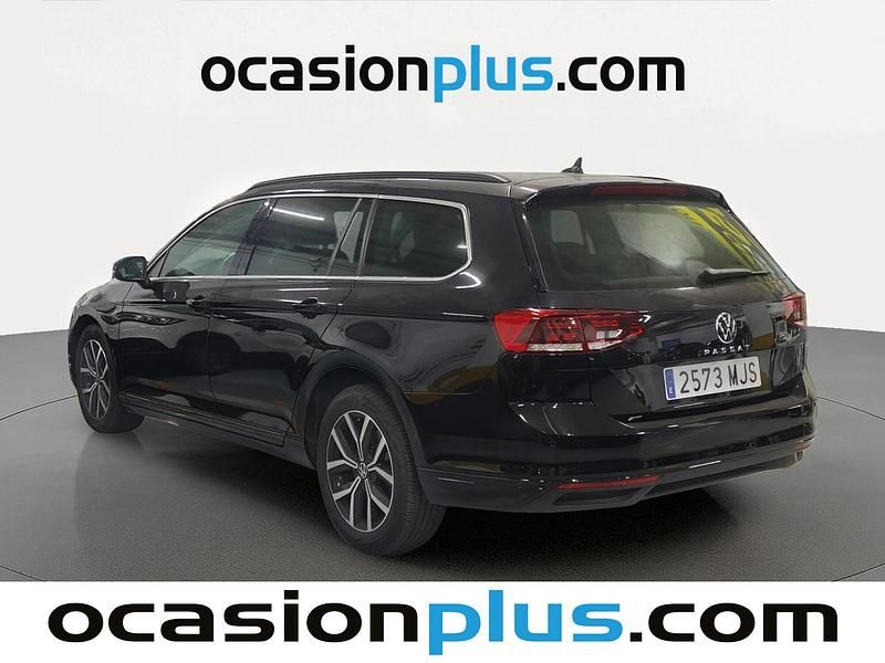 Usado VW Passat Executive 150 CV (110 kW) 2023 Negro Familiar