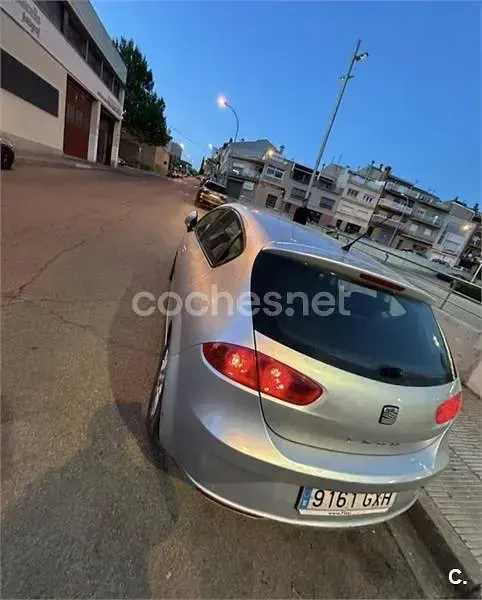Usado Seat Leon Reference 105 CV (77 kW) 2010 Gris / plata Utilitario