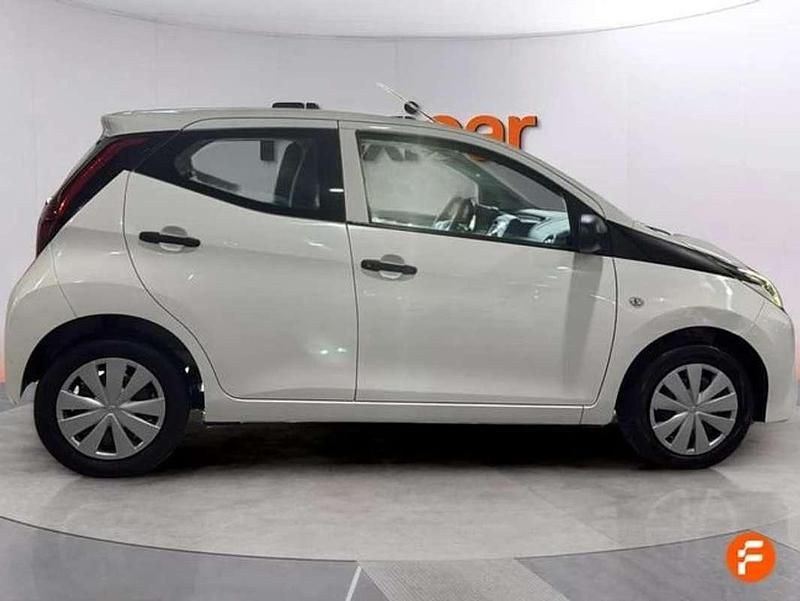 Begagnad Toyota Aygo X-play 72 HK (52 kW) 2022 Vit Halvkombi