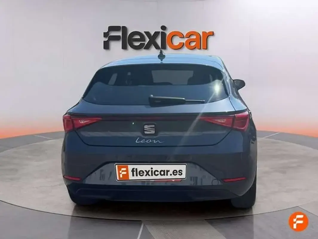 Usado Seat Leon Style 150 CV (110 kW) 2024 Gris Berlina