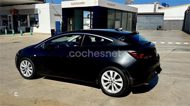 Usado Opel Astra GTC Sportive 140 CV (102 kW) 2016 Negro Berlina