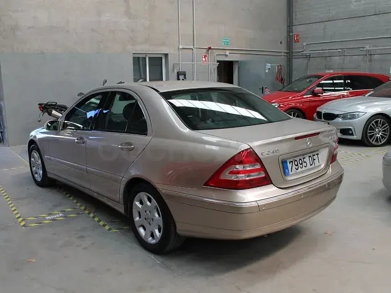 Usado Mercedes C240 Elegance 170 CV (125 kW) 2005 Beige Berlina