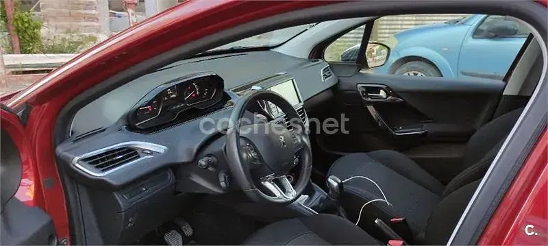 Usado Peugeot 208 Style 82 CV (60 kW) 2017 Granate Utilitario