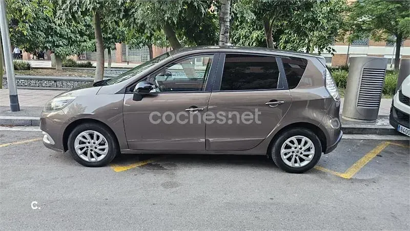 Usado Renault Scenic E-Tech LIMITED 110 CV (80 kW) 2014 Marrón Monovolumen