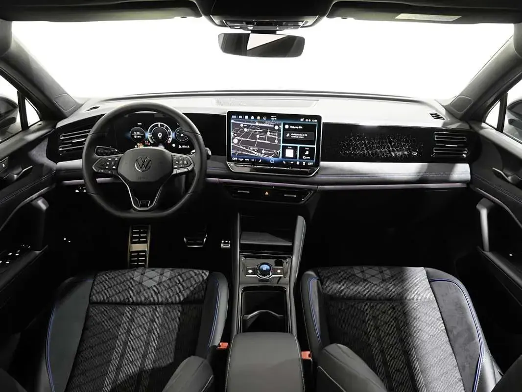 Usado VW Tiguan R-line 204 CV (150 kW) 2026 Plateado SUV