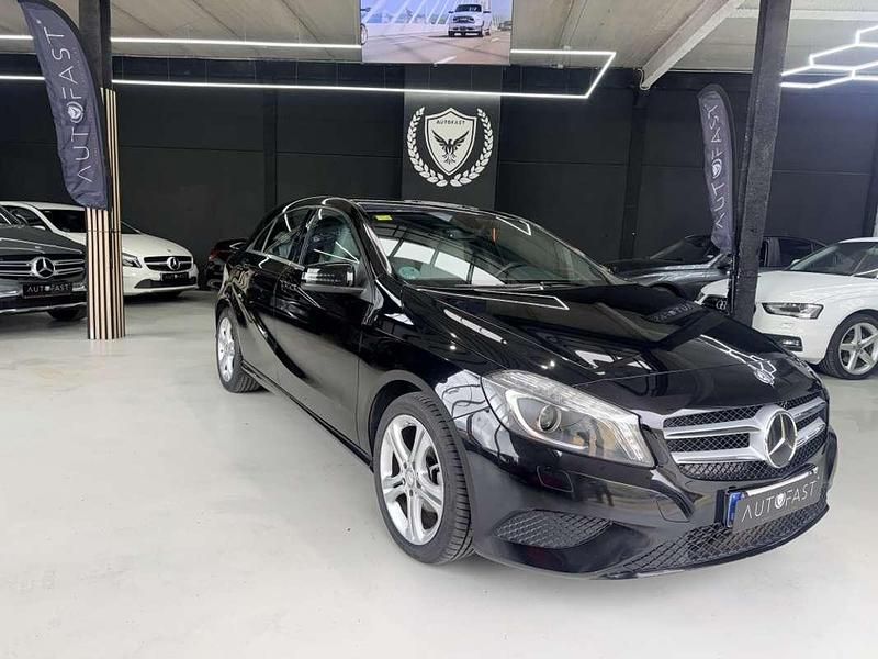 Usado Mercedes A180 Urban 109 CV (80 kW) 2015 Negro Utilitario