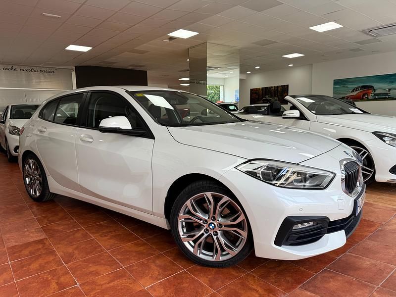 Blanco Usado 2020 BMW 118 Sport Line Utilitario | 22.999 € (Un poco caro) - Imagen 1/4