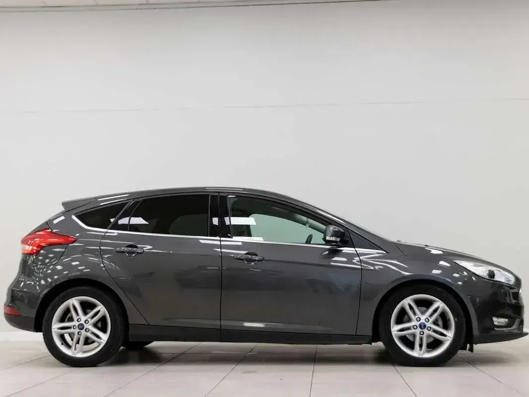Usado Ford Focus Titanium 125 CV (91 kW) 2017 Gris Utilitario