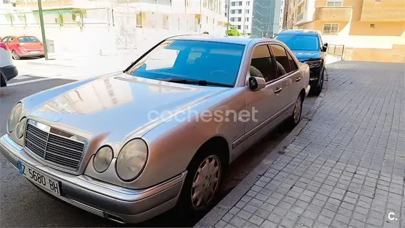 Usado Mercedes E280 Elegance 193 CV (141 kW) 1998 Gris / plata Berlina