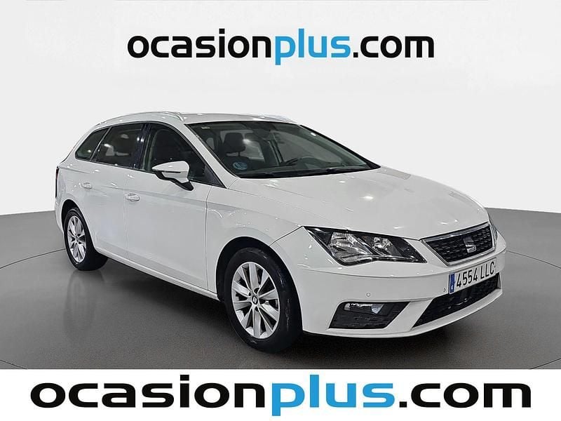 Usado Seat Leon Style 130 CV (95 kW) 2020 Blanco Monovolumen