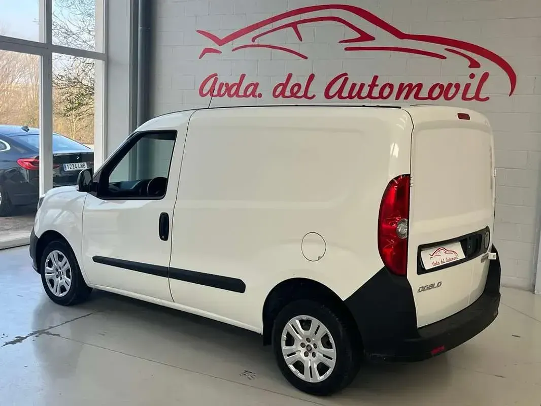 Usado Fiat Doblò 106 CV (77 kW) 2023 Blanco Monovolumen
