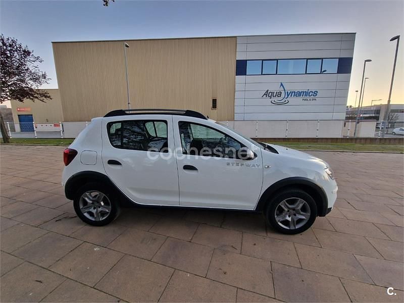 Usado Dacia Sandero Comfort 90 CV (66 kW) 2018 Blanco Berlina