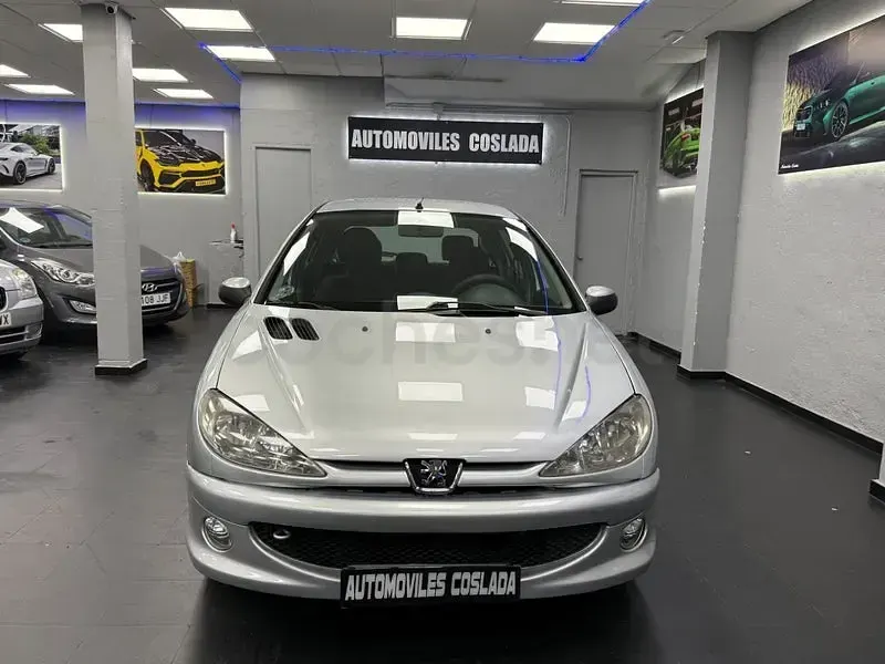 Usado Peugeot 206 70 CV (51 kW) 2006 Gris / plata Berlina