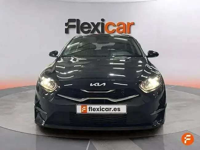 Usado Kia Ceed 136 CV (100 kW) 2023 Negro Utilitario
