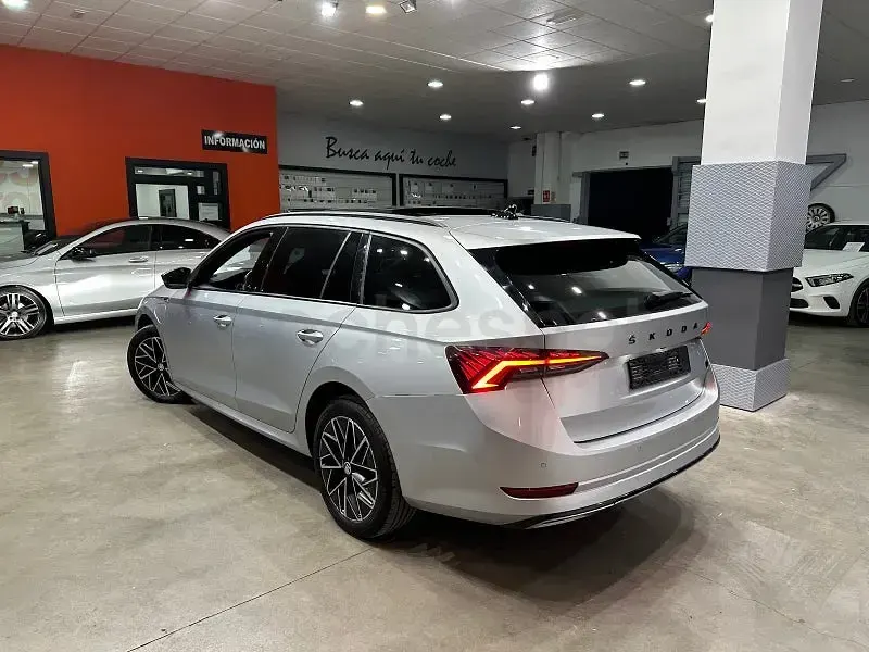 Usado Skoda Octavia Style 204 CV (150 kW) 2022 Gris / plata Berlina