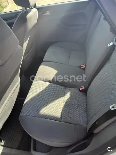 Usado Ford Focus Trend 115 CV (84 kW) 2007 Gris / plata Berlina