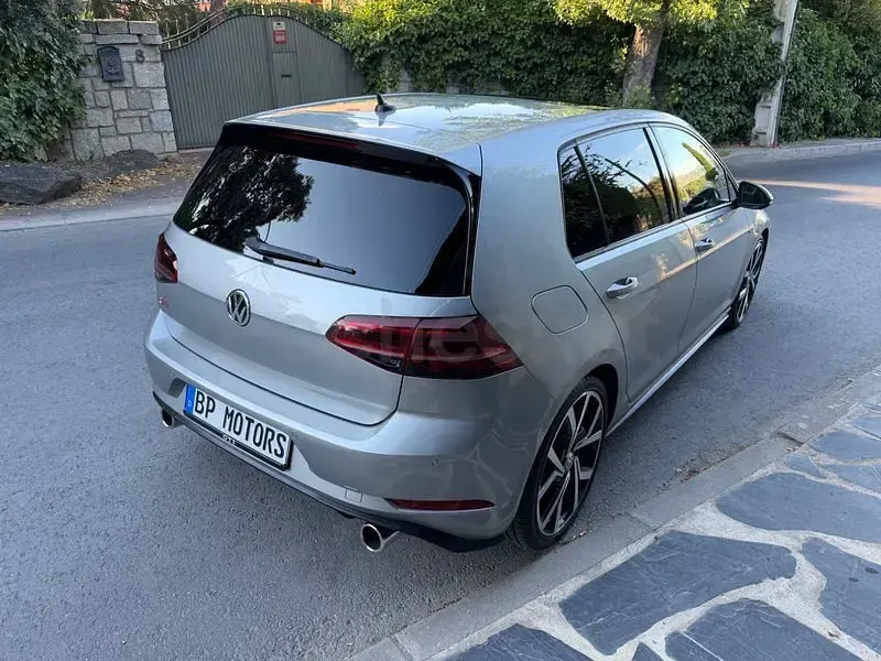 Usado VW Golf VIII GTI 245 CV (180 kW) 2020 Gris / plata Berlina