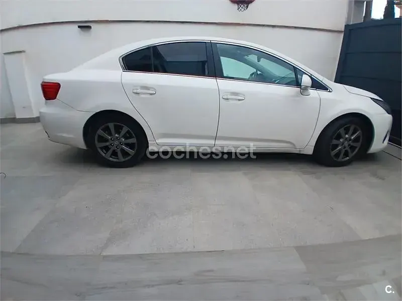 Usado Toyota Avensis Advance 126 CV (92 kW) 2012 Blanco Berlina