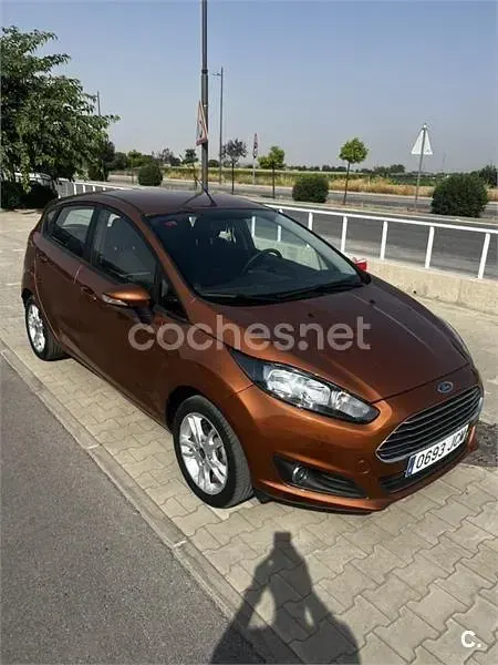 Usado Ford Fiesta Titanium 82 CV (60 kW) 2015 Marrón Utilitario