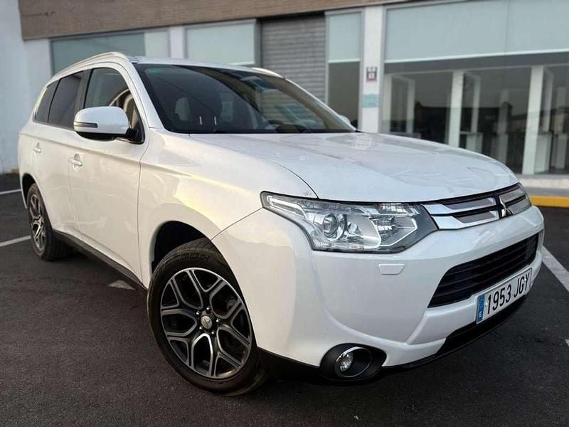 Blanco Usado 2015 Mitsubishi Outlander SUV | 9999 € - Imagen 1/4