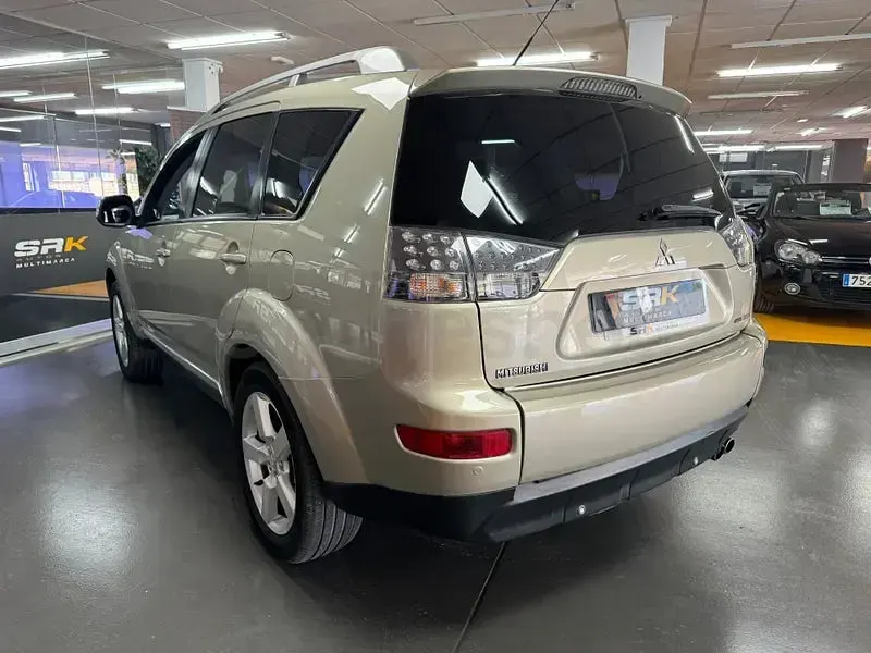 Usado Mitsubishi Outlander Intense+ 140 CV (102 kW) 2008 Beige SUV
