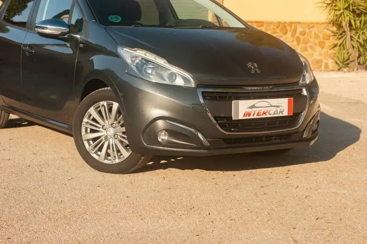 Usado Peugeot 208 Style 82 CV (60 kW) 2017 Gris Utilitario