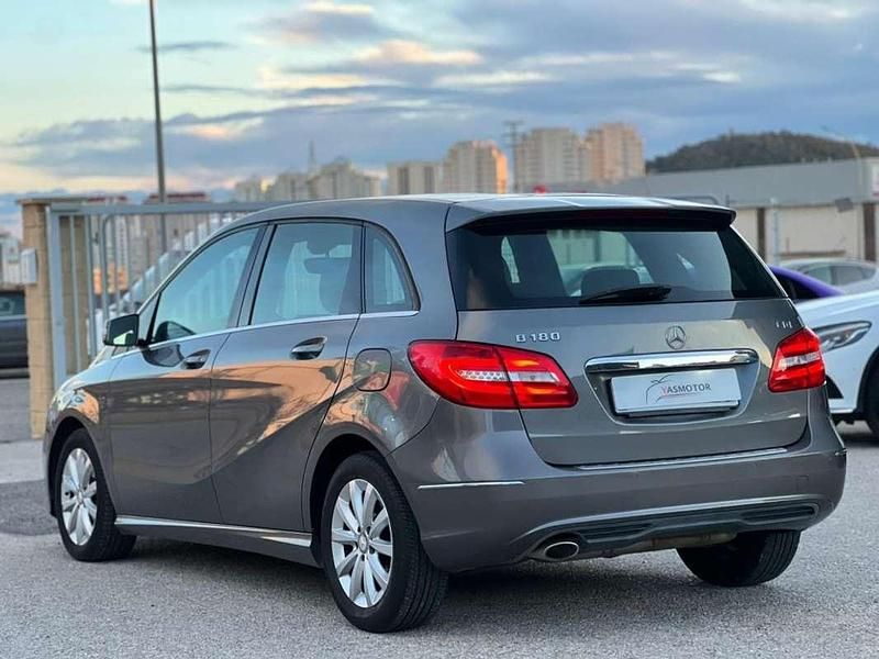 Usado Mercedes B180 109 CV (80 kW) 2011 Gris Monovolumen