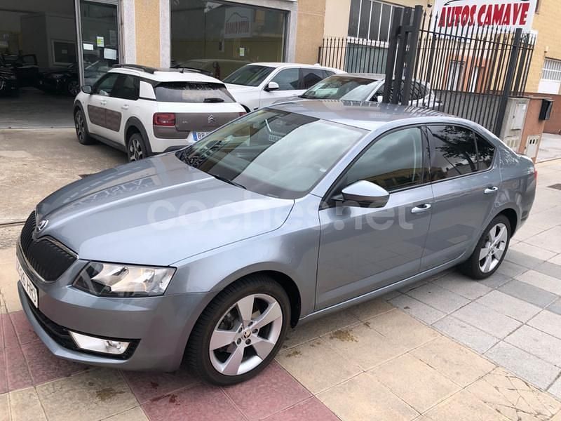 Gris / plata Usado 2013 Skoda Octavia Ambition Berlina | 11.900 € (Precio justo) - Imagen 1/4