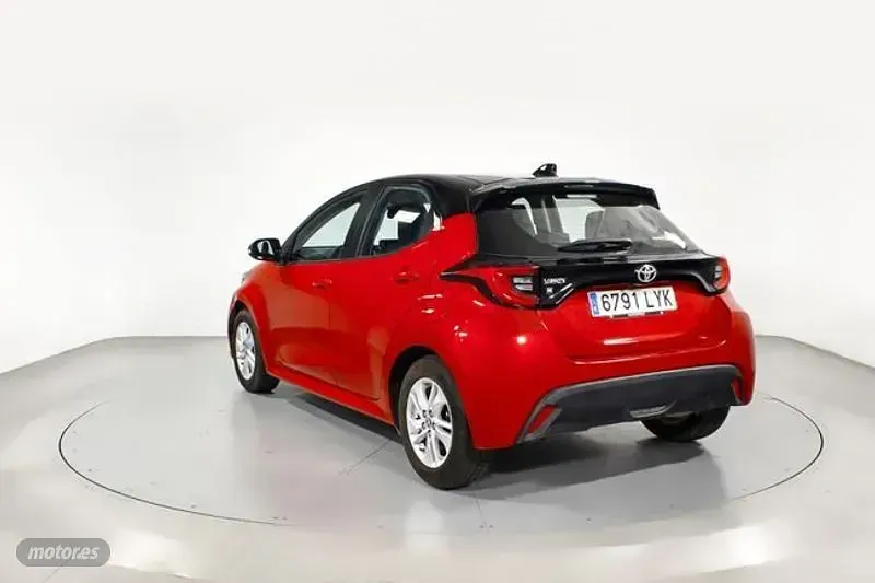 Usado Toyota Yaris Edition 125 CV (91 kW) 2022 Rojo Utilitario