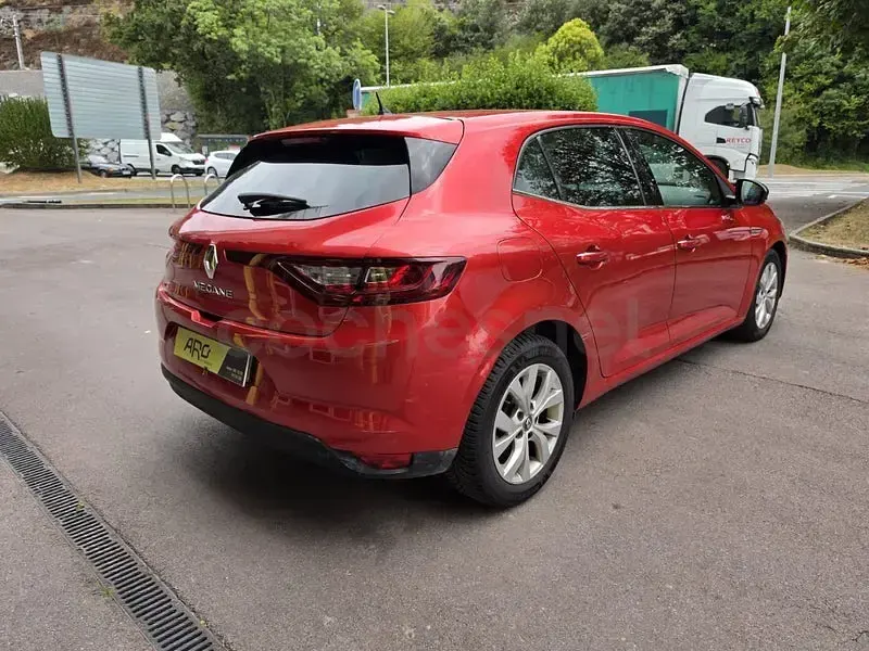 Usado Renault Mégane IV LIMITED 130 CV (95 kW) 2018 Granate Berlina