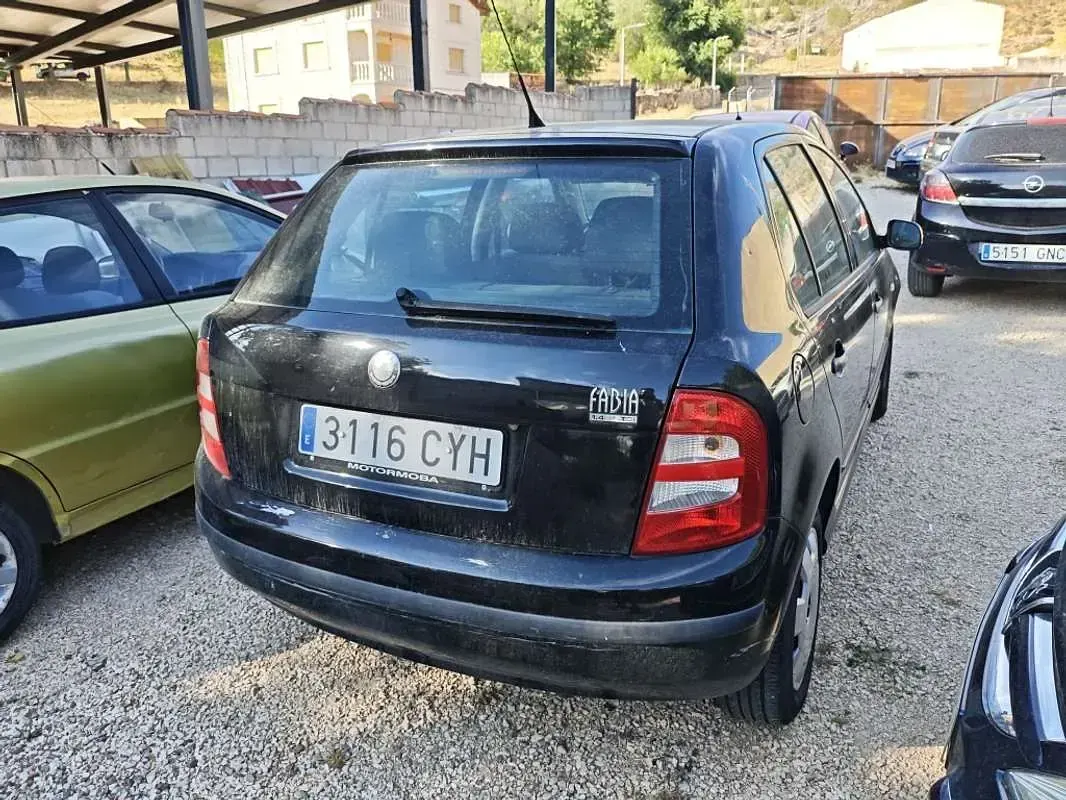 Usado Skoda Fabia Comfort 75 CV (55 kW) 2003 Negro Utilitario