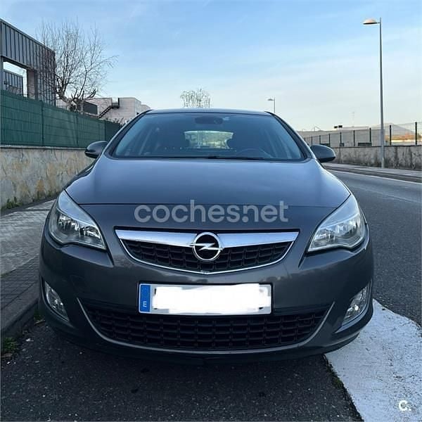 Usado Opel Astra Cosmo 110 CV (80 kW) 2011 Gris / plata Berlina