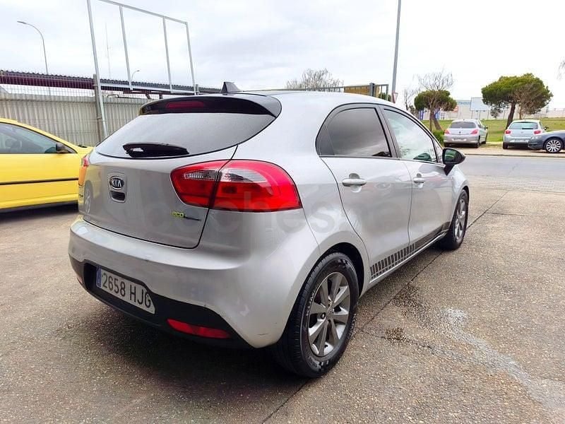 Usado Kia Rio 109 CV (80 kW) 2012 Gris / plata Berlina