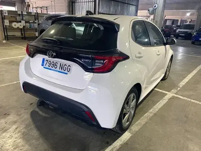 Usado Toyota Yaris Active 115 CV (84 kW) 2025 Blanco Utilitario